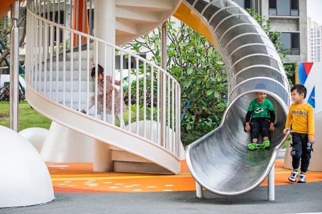 戶外游樂(lè)場(chǎng)設(shè)備全攻略：從選型到運(yùn)營(yíng)，打造兒童成長(zhǎng)的 “活力充電站”